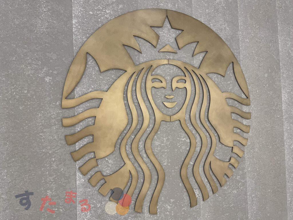 スターバックスコーヒー ヒルズウォーク徳重ガーデンズ店の黄金に輝くスペシャルなサイレンロゴオブジェクトの写真