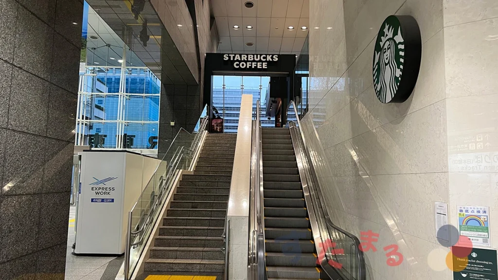 スターバックスコーヒーＪＲ東京駅日本橋口店に通ずるエスカレーターと階段