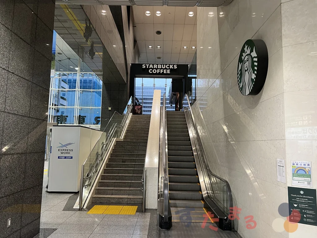 スターバックスコーヒー ＪＲ東京駅日本橋口店に繋がるエスカレーターと階段の写真