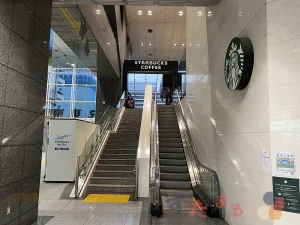 スターバックスコーヒー ＪＲ東京駅日本橋口店に繋がるエスカレーターと階段の写真のスライド表示用のボタンサムネイル画像