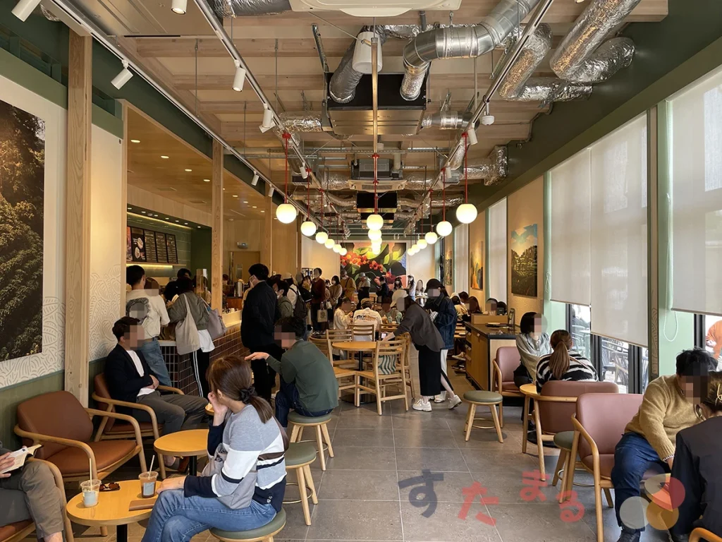 スターバックスコーヒー 広島市中央公園店の南側出入口から見た店内のようす