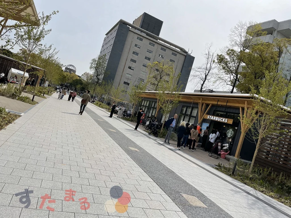 ピースプロムナードとスターバックスコーヒー 広島市中央公園店の写真