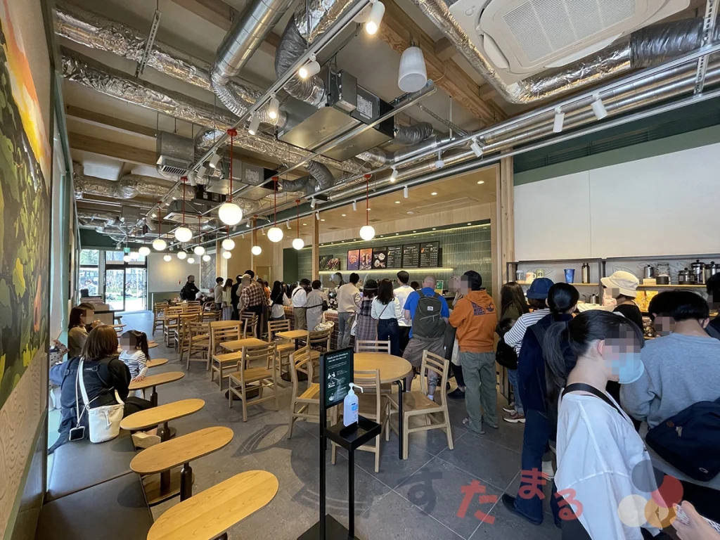 スターバックスコーヒー 広島市中央公園店の入口付近からレジカウンター付近を見たようすの画像