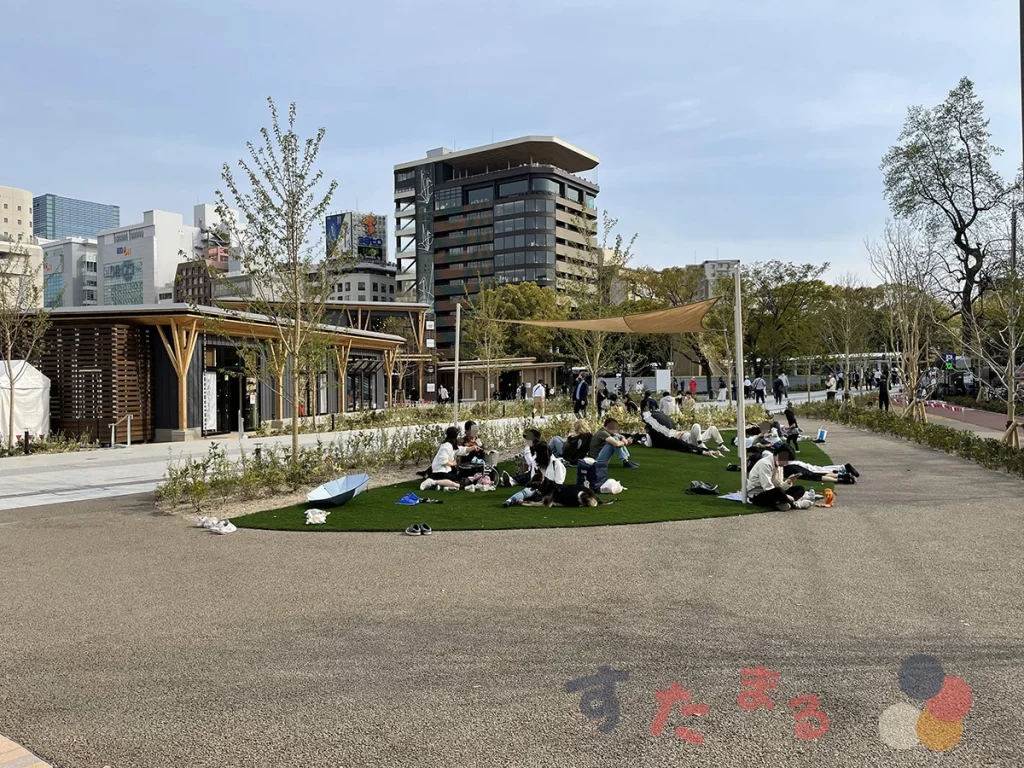 スターバックスコーヒー 広島市中央公園店の南側出入口から見える芝生広場の写真
