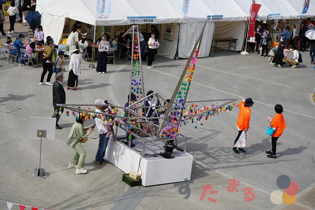 SHIMINT HIROSHIMA にある巨大折り鶴オブジェクトの写真