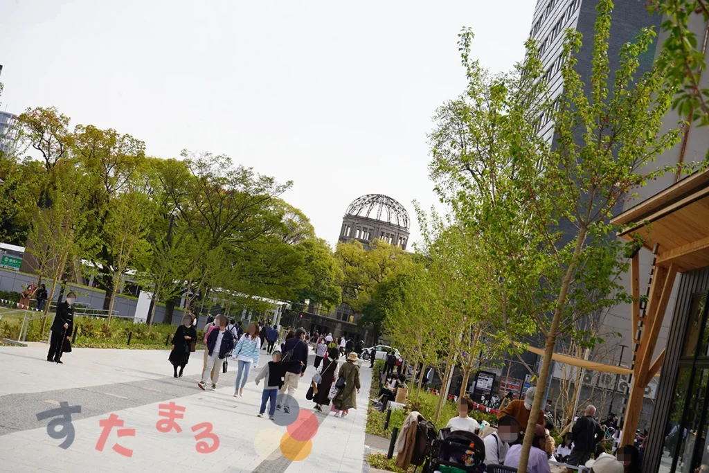スターバックスコーヒー 広島市中央公園店の店前から見える原爆ドーム
