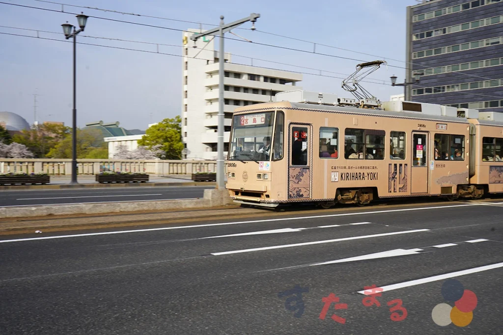広島電鉄の車両の走行中のようす画像