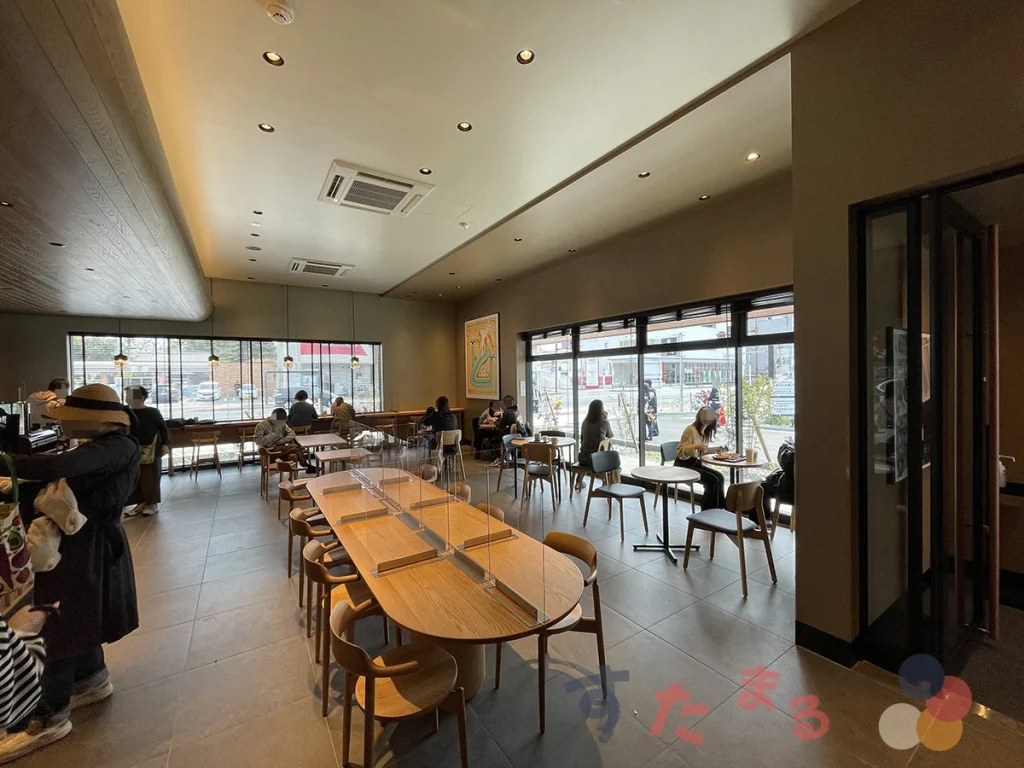 スターバックスコーヒー 広島大宮店の入り口付近からみた２つの大窓の写真