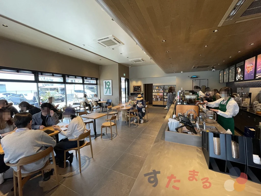スターバックスコーヒー 広島大宮店のドリンク受取カウンター付近からみた入り口方向の写真