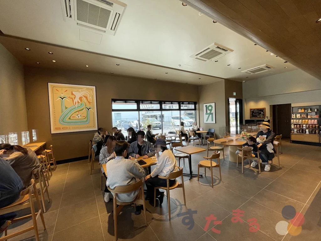 スターバックスコーヒー 広島大宮店のドリンク受取カウンター付近から見た店舗駐車場方面の写真