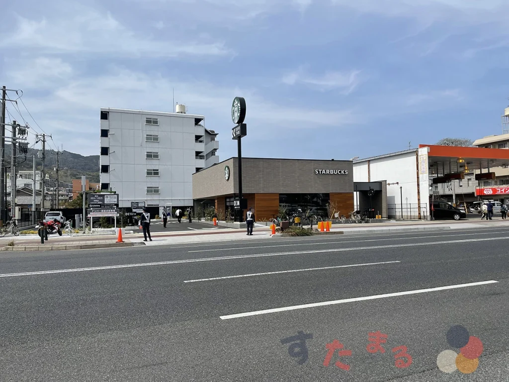 スターバックスコーヒー 広島大宮店を店舗とは反対の車線の歩道から見たようす