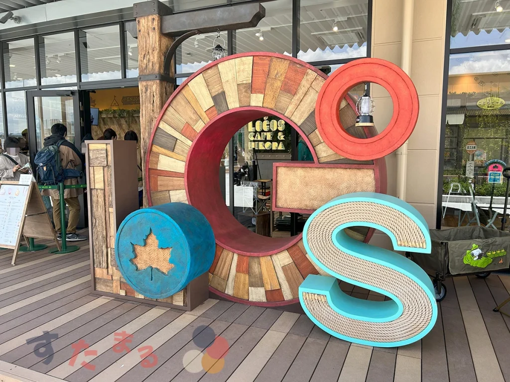 LOGOS CAFE&HIROBA ららぽーと門真店の屋外にあるロゴオブジェクトの写真