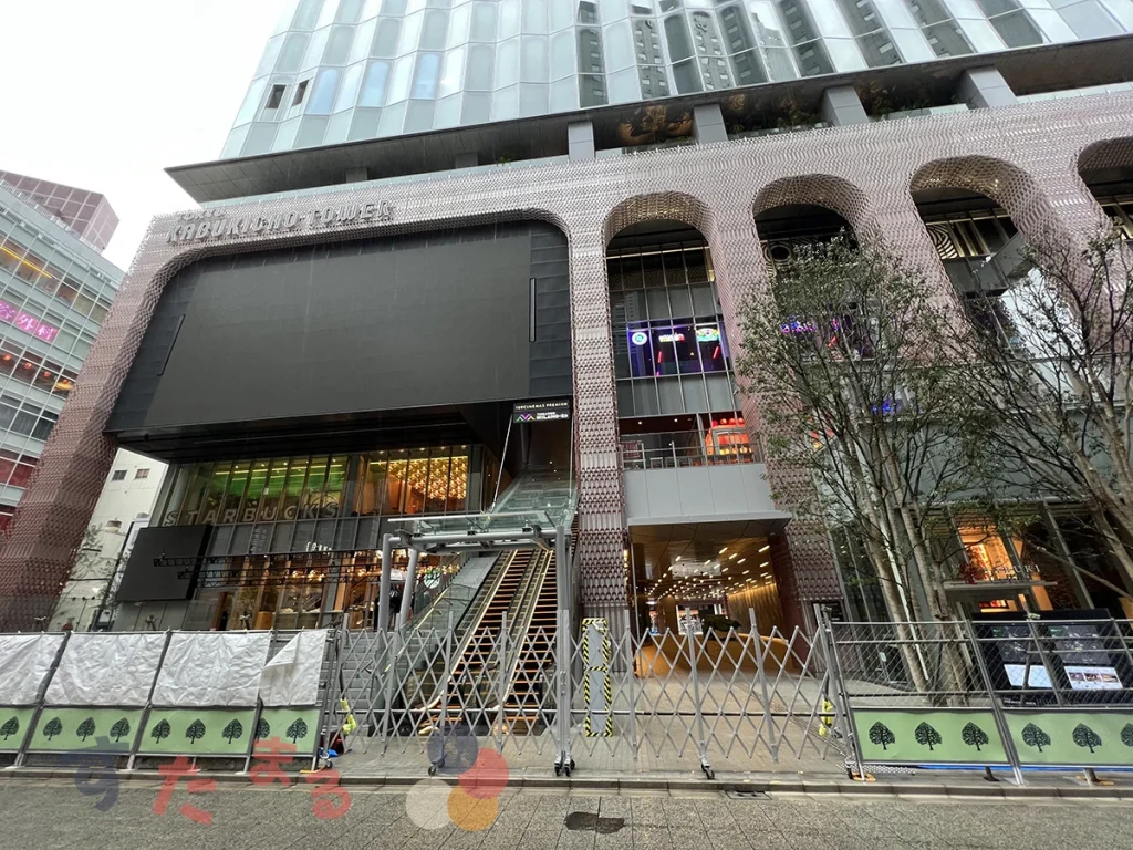 開業前のスターバックスコーヒー 東急歌舞伎町タワー店と歌舞伎町タワーの写真