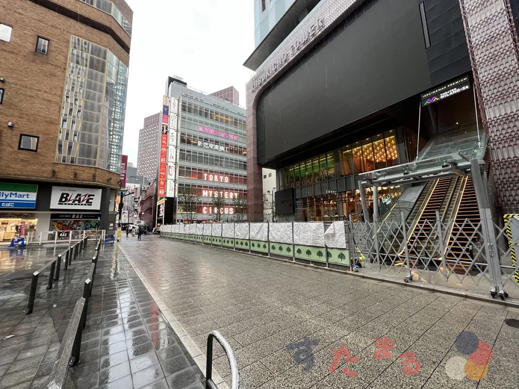 開業前の歌舞伎町タワーと新宿BLAZEの写真