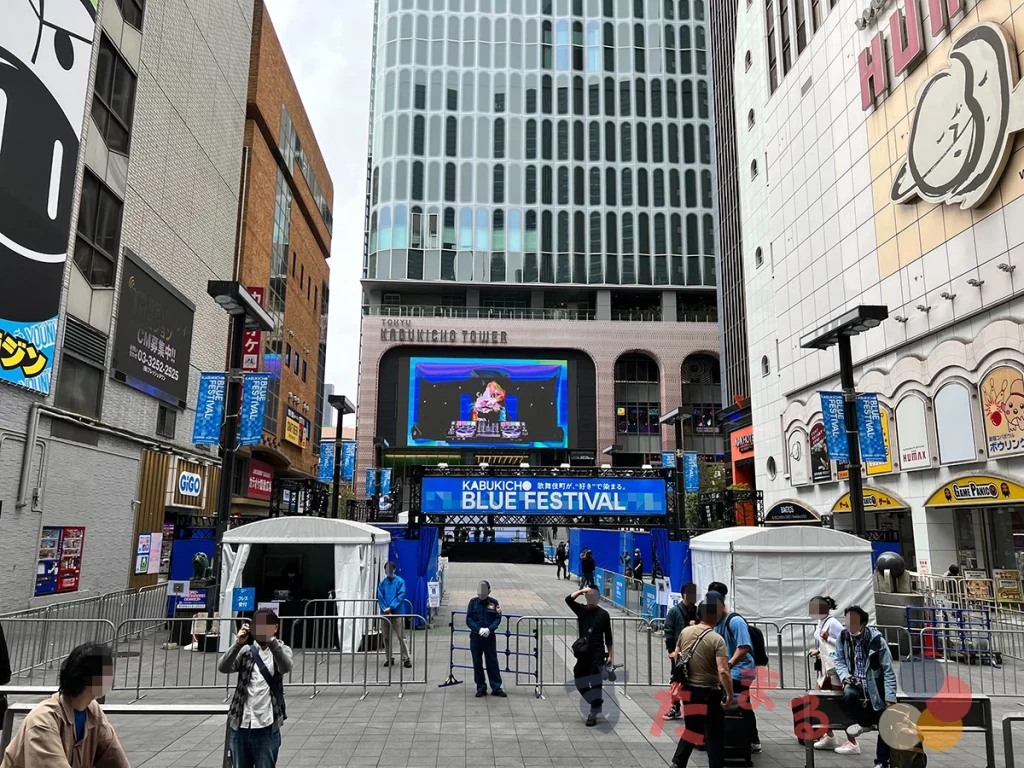 開店初日の歌舞伎町タワーとシネシティ広場の写真