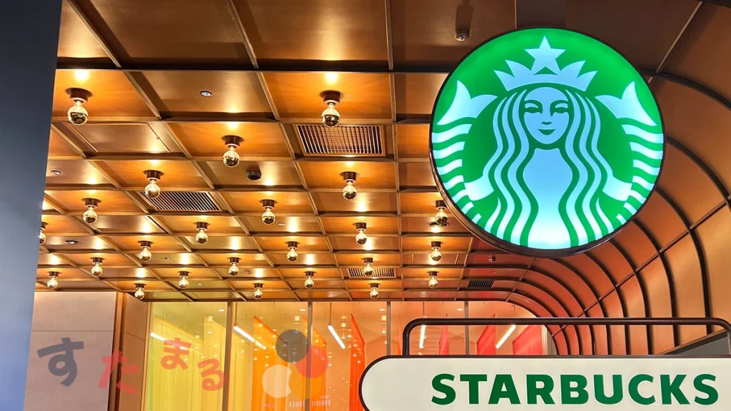 スターバックスコーヒー 東急歌舞伎町タワー店のロゴオブジェクトを正面から見た写真
