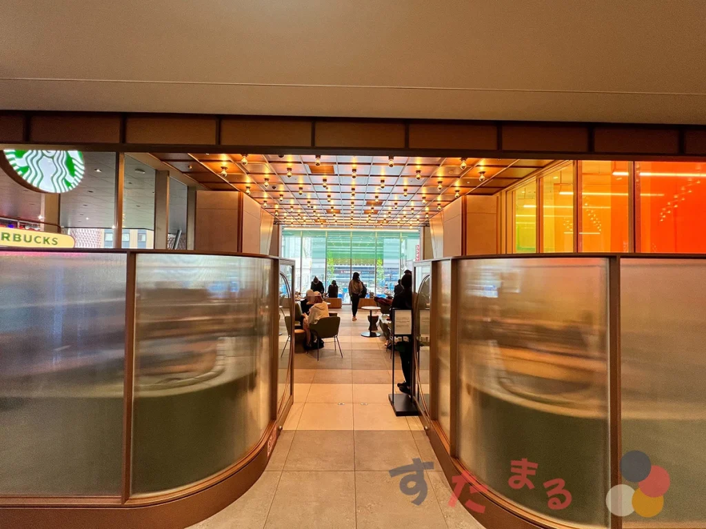 スターバックスコーヒー 東急歌舞伎町タワー店の東急歌舞伎町タワー内２階入口の写真