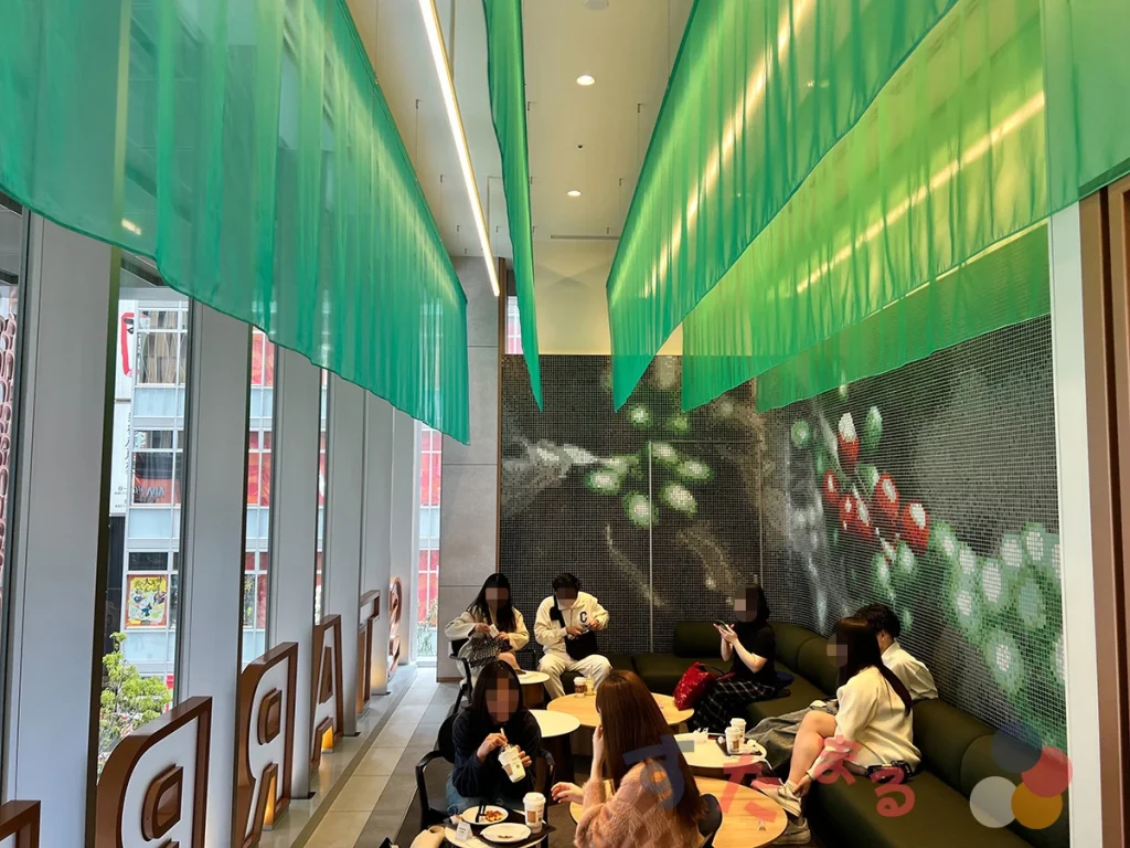 スターバックスコーヒー 東急歌舞伎町タワー店のコーヒー豆の熟成過程の色の変化を表現した透け感のあるオーロラのような暖簾の写真