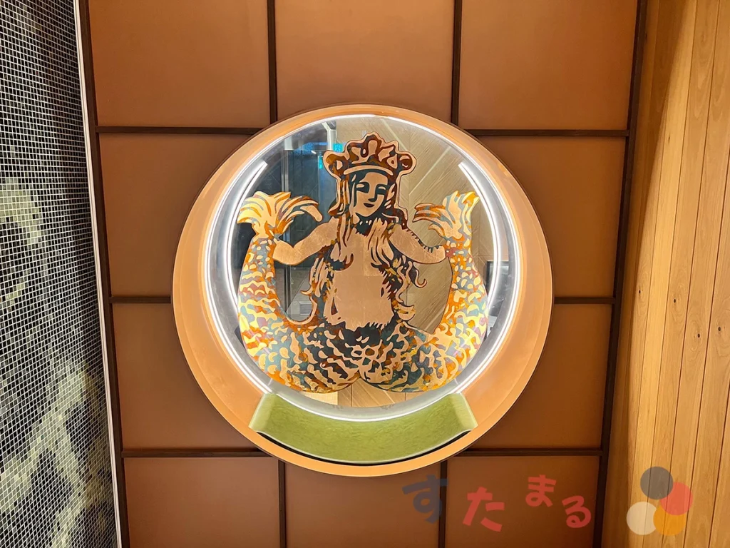 スターバックスコーヒー 東急歌舞伎町タワー店の１階にある初代サイレンのロゴオブジェクトの写真