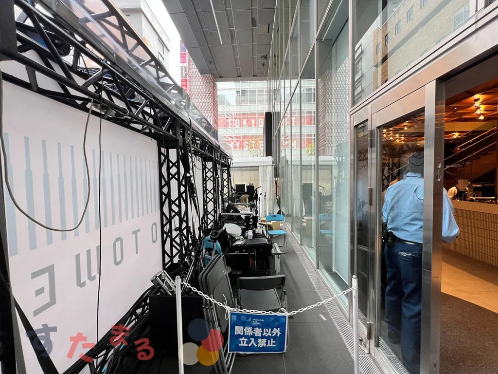 スターバックスコーヒー 東急歌舞伎町タワー店の歌舞伎町タワーステージ(KABUKICHO TOWER STAGE)側の入口の写真