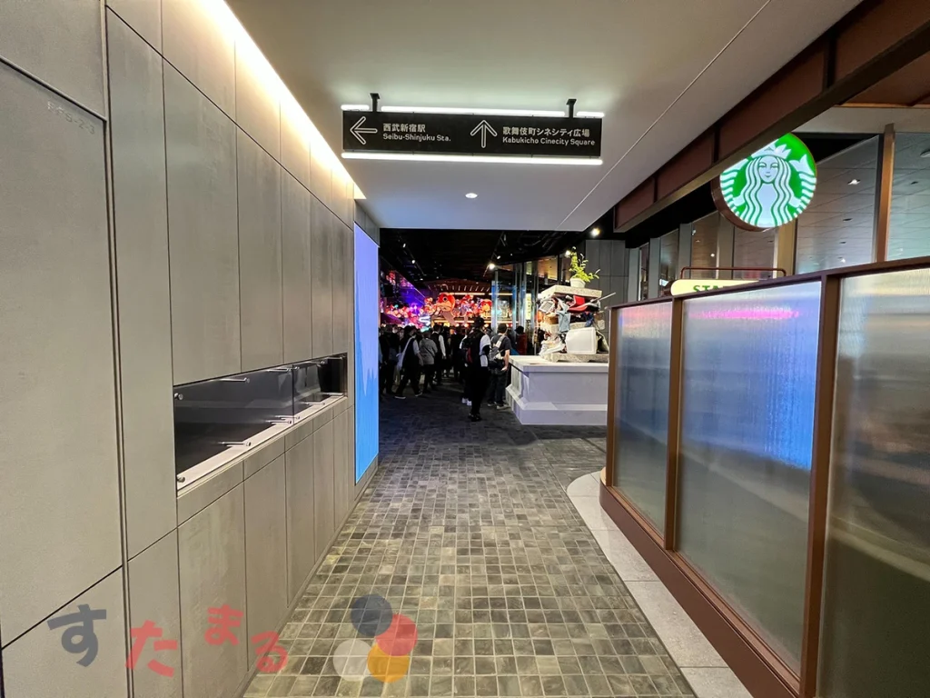 スターバックスコーヒー 東急歌舞伎町タワー店の東急歌舞伎町タワー内２階入口前から見た新宿カブキホール側の写真