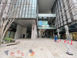 京橋エドグランの入口と外観の写真のスライド表示用のボタンサムネイル画像
