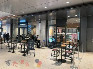スターバックスコーヒー 京橋エドグラン店の店舗外観と店前の屋外席の写真のスライド表示用のボタンサムネイル画像