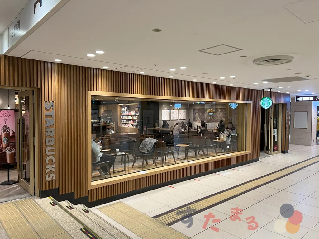 starbucks coffee 東京駅 グランルーフ フロント店の店舗向かって左側からの外観の写真