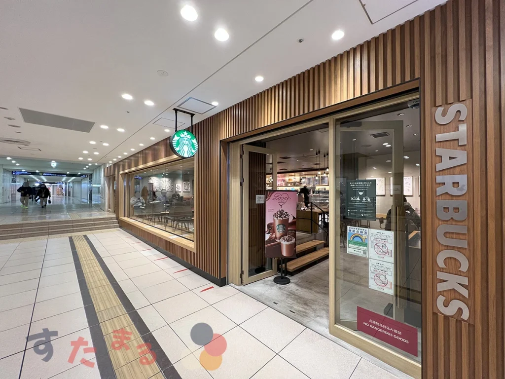 starbucks coffee 東京駅 グランルーフ フロント店の店舗向かって右側からの外観の写真