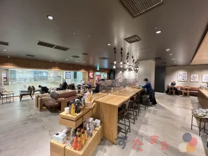 スターバックスコーヒー 東京駅 グランルーフ フロント店の店舗奥側から見た店内のようす写真のスライド表示用のボタンサムネイル画像