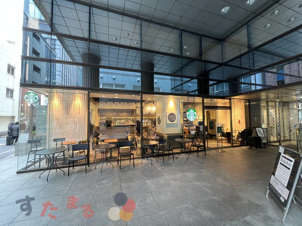 スターバックスコーヒー 東京駅八重洲南口店の店舗外観とガラス越しに見える店内の写真