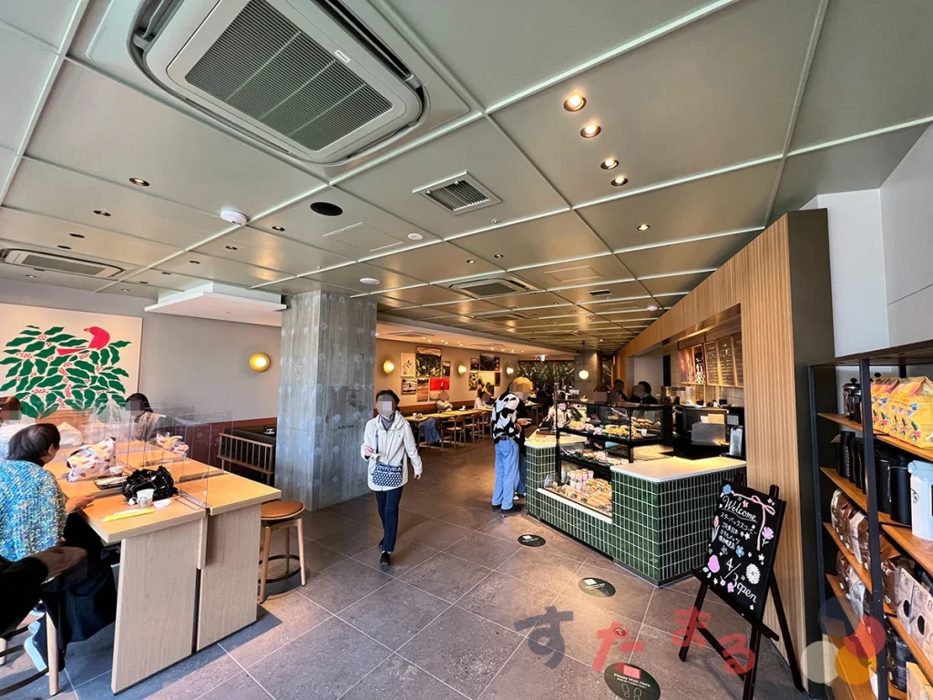 スターバックスコーヒー JR東日本ホテルメッツ 横浜鶴見店の入口付近から見た店内の写真