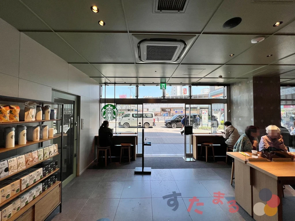 スターバックスコーヒー JR東日本ホテルメッツ 横浜鶴見店の店内から見た入り口の写真