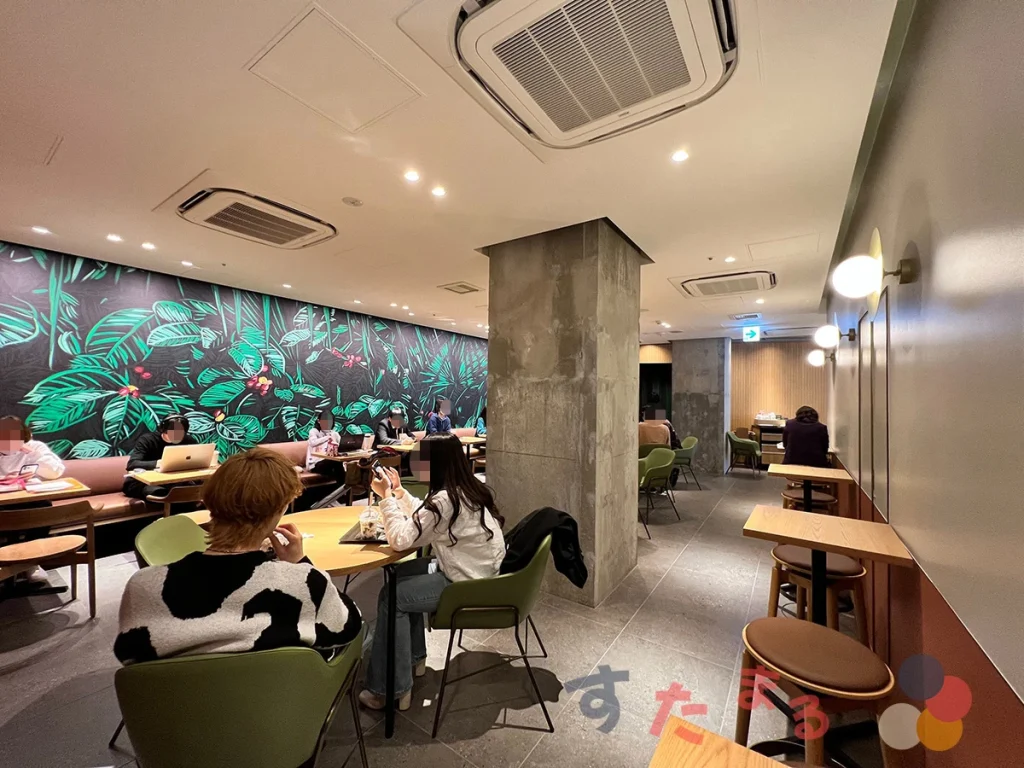 スターバックスコーヒー JR東日本ホテルメッツ 横浜鶴見店の店内最奥部の写真