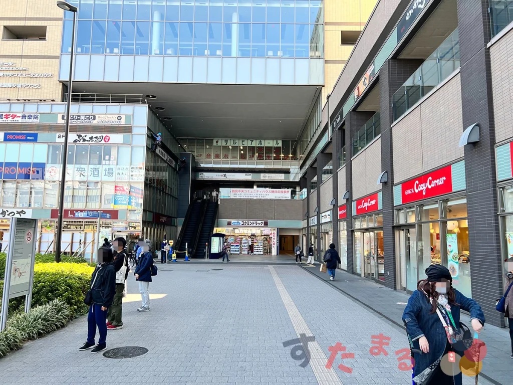 スターバックスコーヒー JR東日本ホテルメッツ 横浜鶴見店を出て右を見たようすとおとなりの銀座コージーコーナーの写真