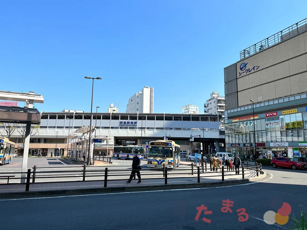 スターバックスコーヒー JR東日本ホテルメッツ 横浜鶴見店の前から見た鶴見駅前ロータリーと京急鶴見駅