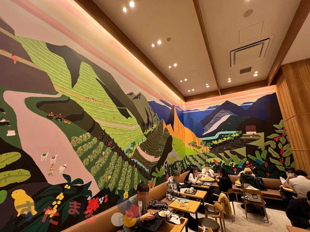 starbucks coffee 南砂町 SUNAMO店の客席と店内の壁に描かれたコーヒー農園アートの写真