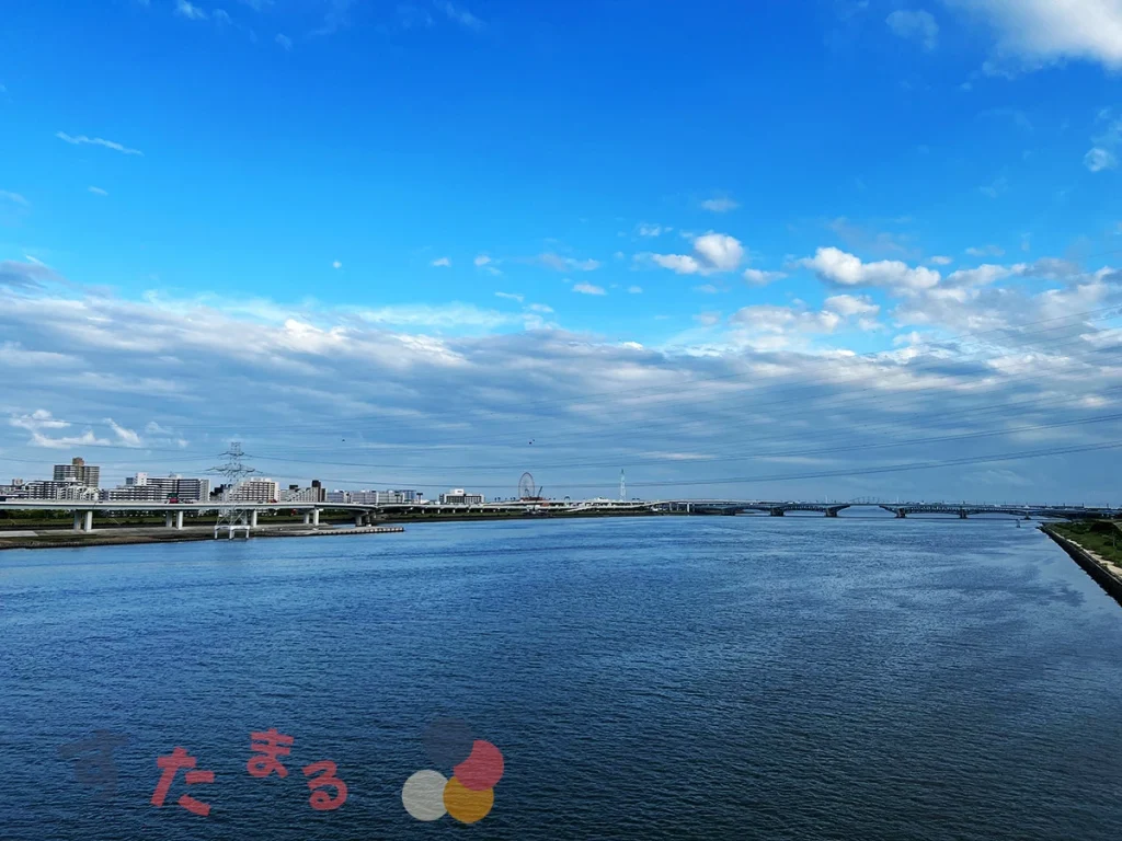 清砂大橋から見た荒川とその奥に見える東京湾の写真