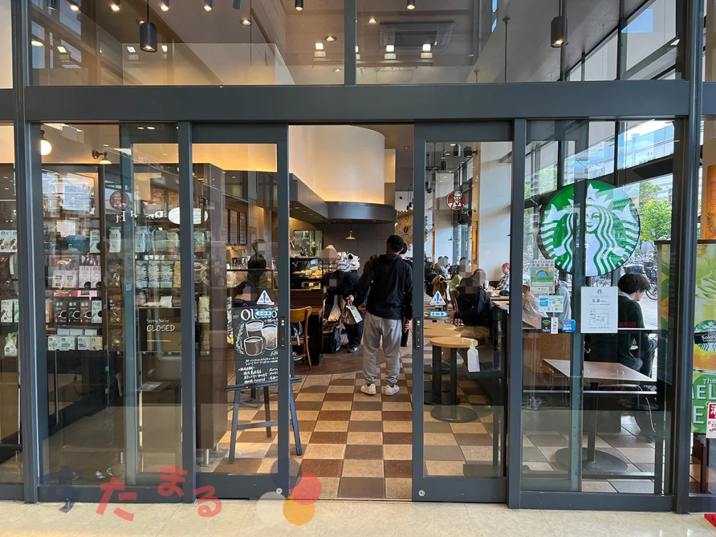 スターバックスコーヒー イオン南砂店(スターバックスコーヒー南砂ジャスコ店)の入口と入口のガラス越しに見える店内のようす写真