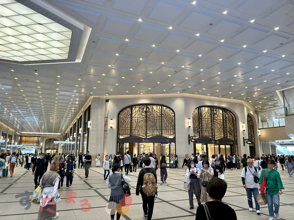 阪急百貨店梅田本店の１階メインエントランス前の画像