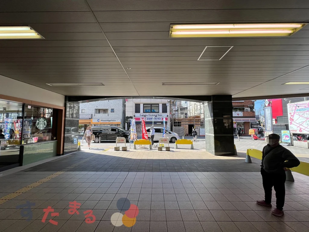 小田急梅ヶ丘駅改札前から見た南口出口側のようす画像