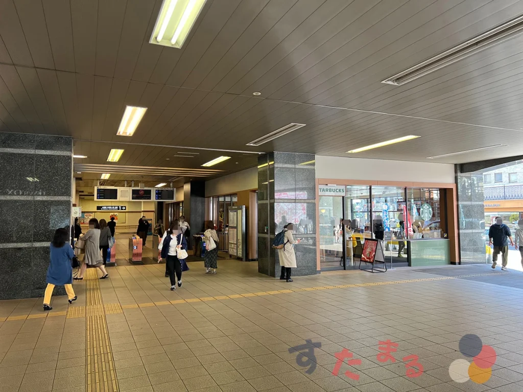 スターバックスコーヒー 梅ヶ丘駅店と小田急電鉄小田原線梅ヶ丘駅改札の写真