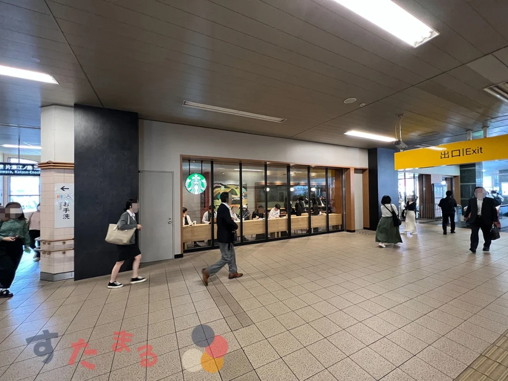 小田急(ODAKYU)梅が丘駅の改札内から見たスターバックスコーヒー 梅ヶ丘駅店の写真