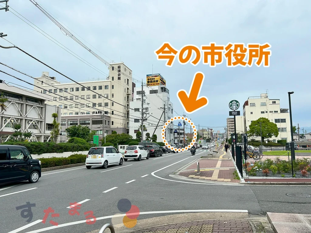 スターバックスコーヒー 大和高田市役所通り店の前から見た大和高田市市役所通りのJR高田駅方面写真