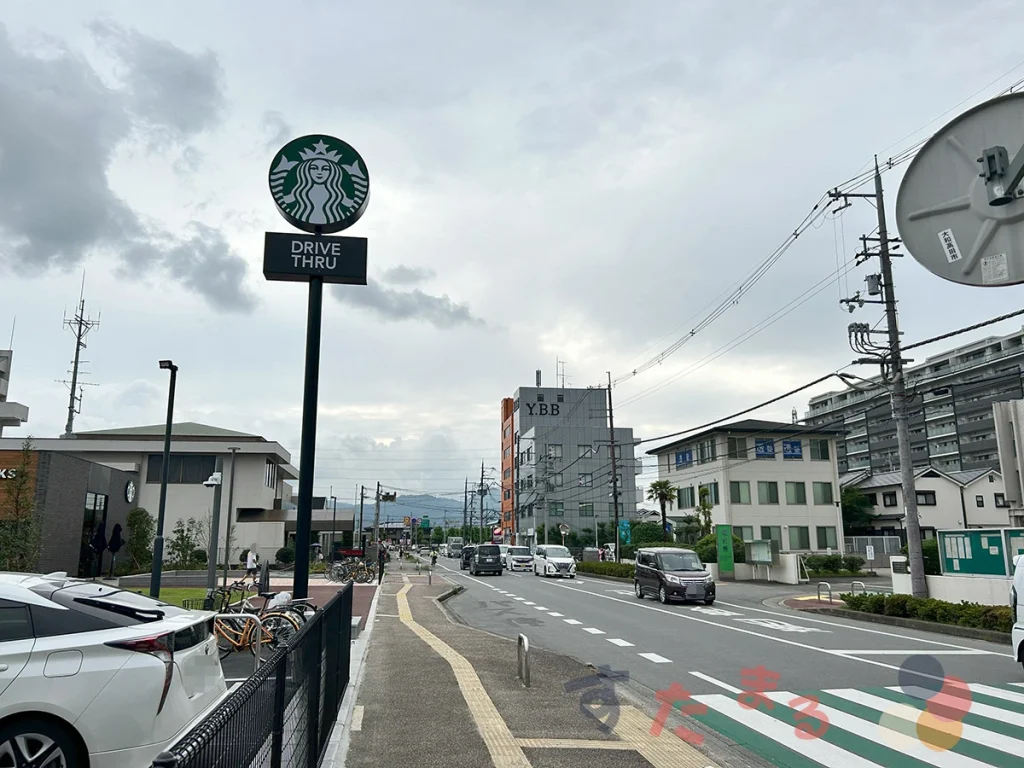 スターバックスコーヒー 大和高田市役所通り店の前から見た大和高田市市役所通りの當麻寺方面の写真