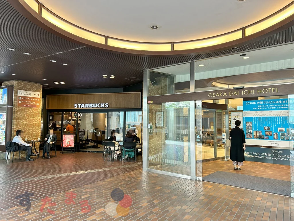 スターバックスコーヒー大阪マルビル店の入口と大阪マルビルの入口の写真