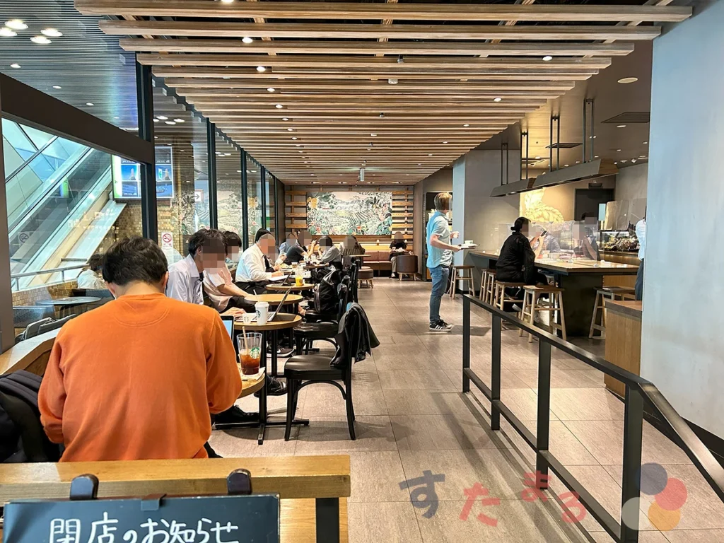 スターバックスコーヒー大阪マルビル店の入口付近から見た店内の写真