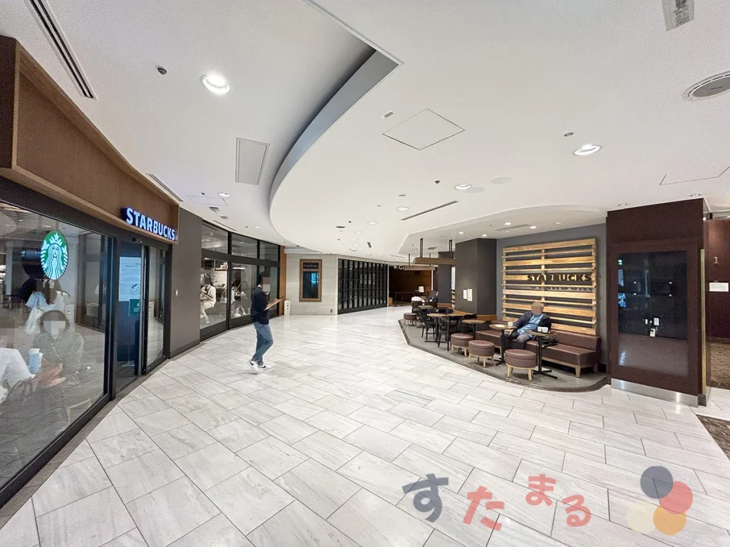 スターバックスコーヒー大阪マルビル店とマルビル内部の客席の写真