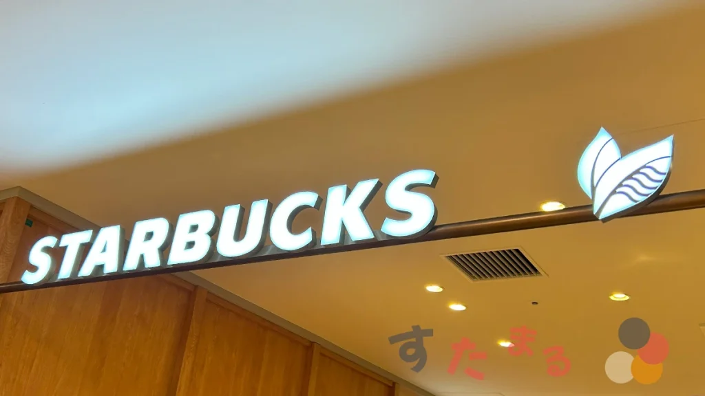 スターバックスコーヒー 阪急うめだ本店9階店のロゴ文字オブジェクトの写真
