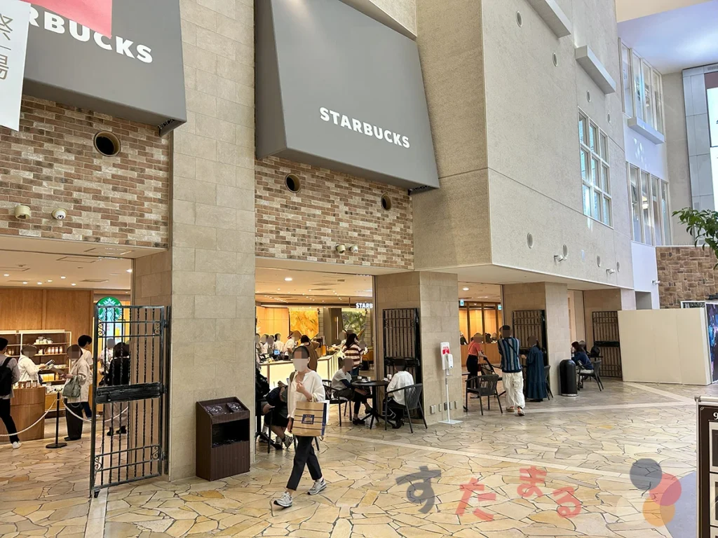 スターバックスコーヒー 阪急うめだ本店9階店の店内を祝祭広場大階段前から見たようすの画像